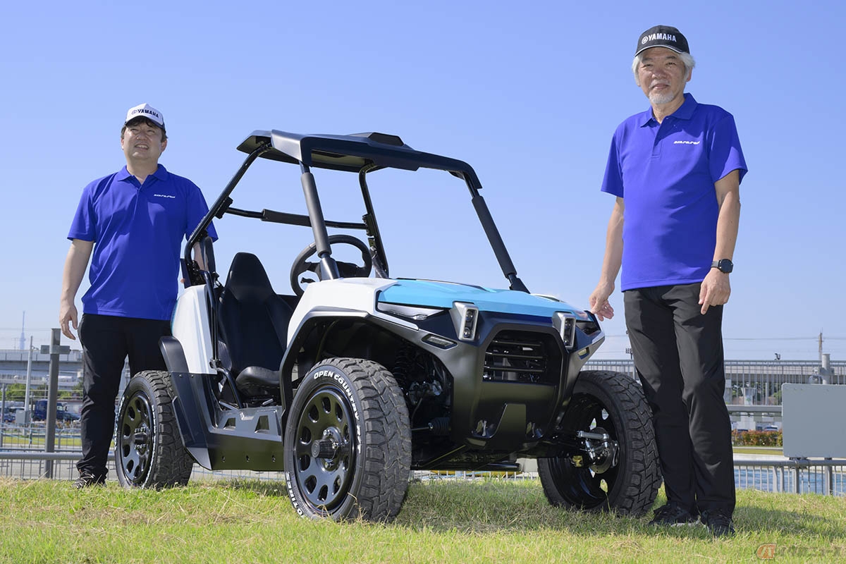 ヤマハが開発中の小型EV「ディアパソンC580」と技術研究本部共創・新ビジネス開発部の大東淳さん(左)とヤマハモーターR&D台湾の小屋孝男さん