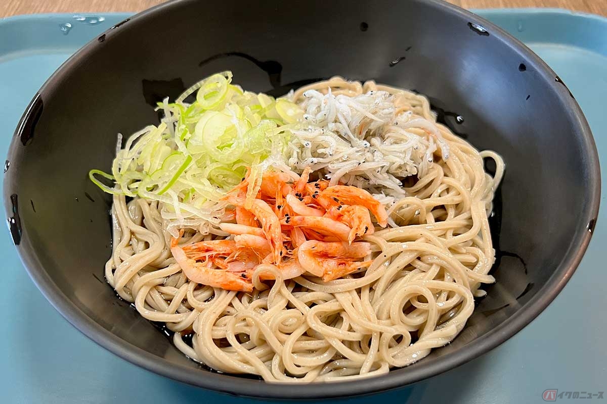 東名高速「中井PA」（上り）の「冷やし桜えびしらすそば」（860円）は、具材の彩りが際立つ、夏に食べたい爽やかな色彩がウレシイ