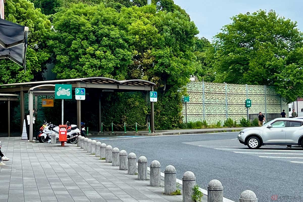 コンパクトな施設ながら、屋根が設置された2輪専用の駐車スペースが確保されている