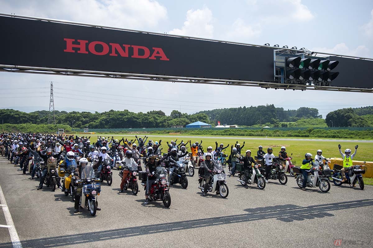 カフェカブ九州ではお馴染みのメインストレートでの記念撮影。とにかく台数が多く、あまりの数に奥の方は写らないほど⋯⋯(苦笑)