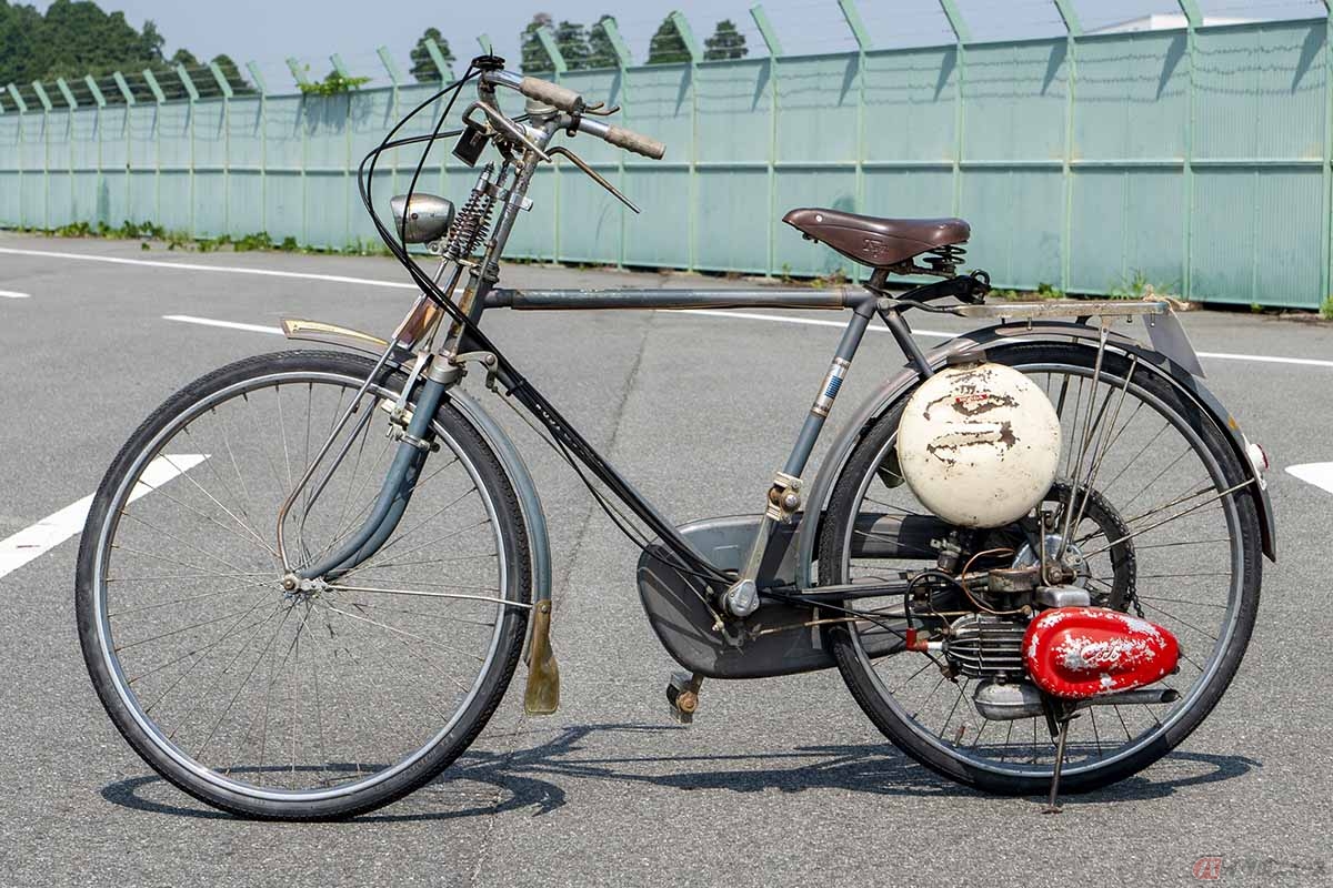 戦後間もない1952年（昭和27年）発売されたカブF型。今に続くカブの起源車を見れたのはラッキー!!