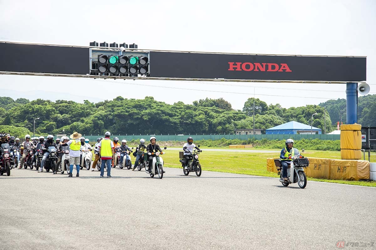 レースではないので沢山のルールがありますが、コースを走る楽しさと200台以上ものカブ仲間と走るのは圧巻壮観