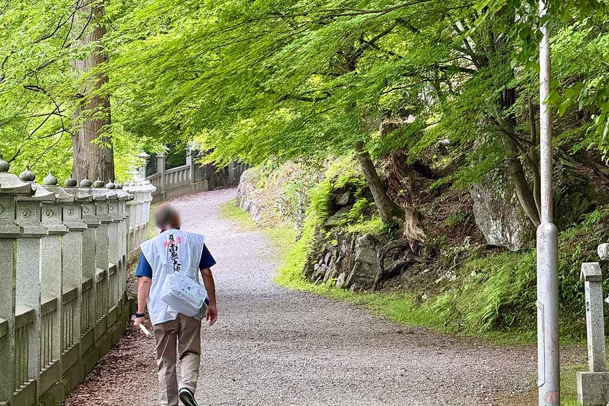 白衣に身を包むお遍路さん。元々は厳しい巡礼の途中に、万が一亡くなってしまった時、白衣がそのまま死装束になるという意味があります