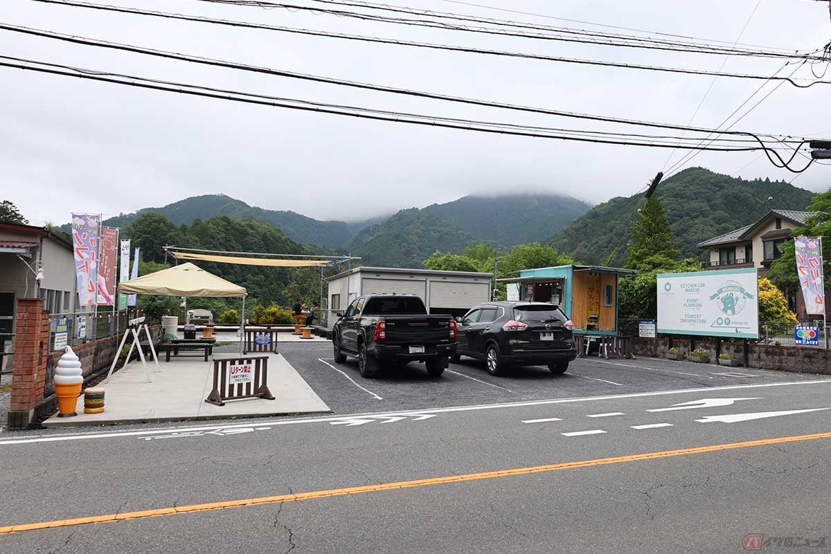都道33号沿いにある秋川渓谷のオアシス「AKIGAWA BASE」で湯上がりの休憩。キッチンカーはハンバーガーの店だった。クルマ(4台分)、バイク、自転車それぞれ専用スペースが完備されている