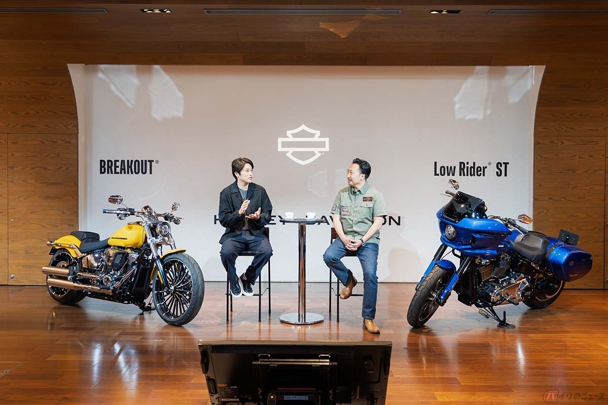 ハーレーダビッドソン新型「ブレイクアウト」(左)と「ローライダーST」(右)をバックにトークを行うサッカー元日本代表 内田篤人さん(左)とハーレージャパンの玉木一史社長(右)