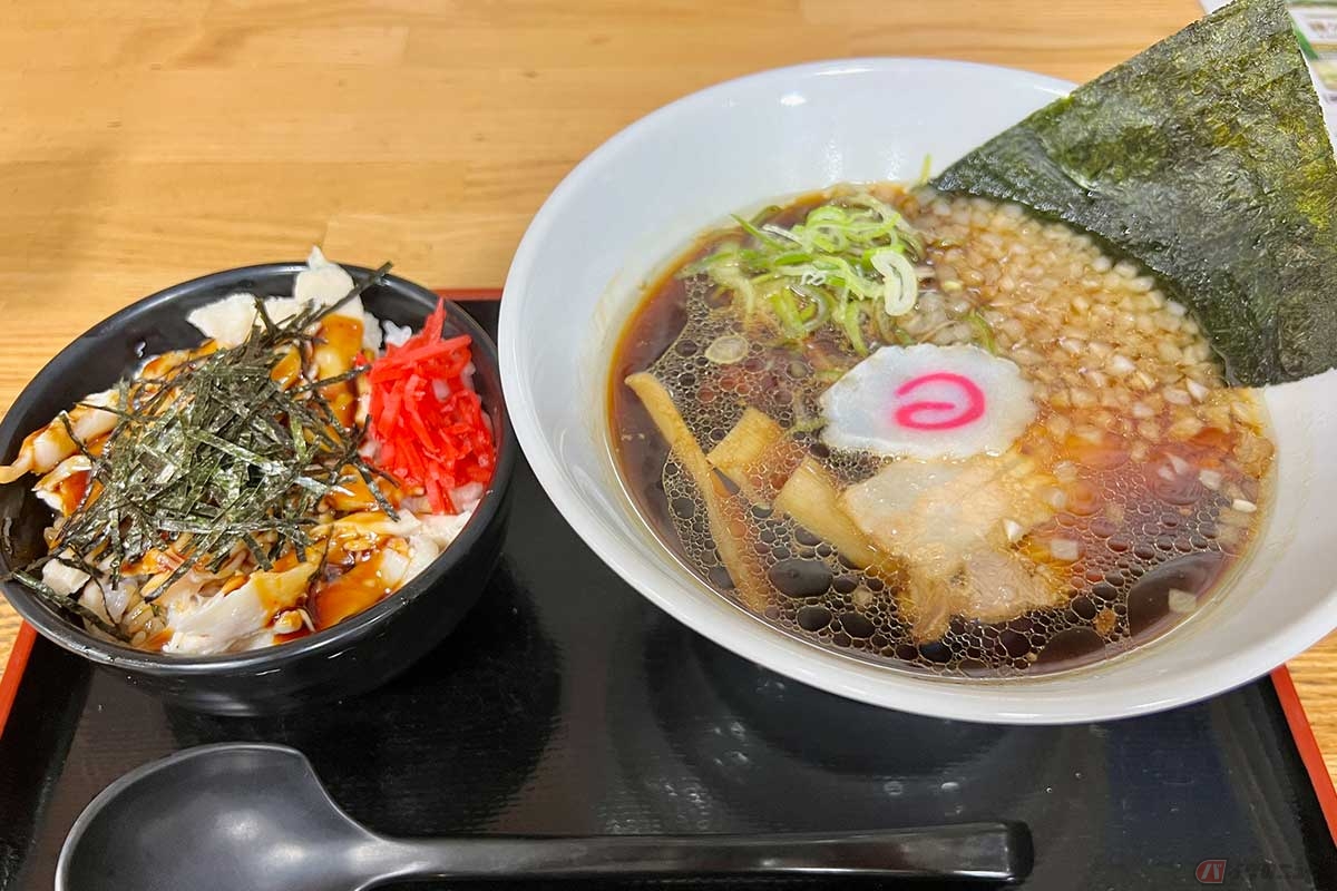 東関道「湾岸幕張PA」(上り)で濃口醤油スープが特徴の「黒醤油ラーメン鶏めしセット」(1300円)を実食。麺が隠れて見えないほど色が濃いスープが特徴的。もちろん味も濃い