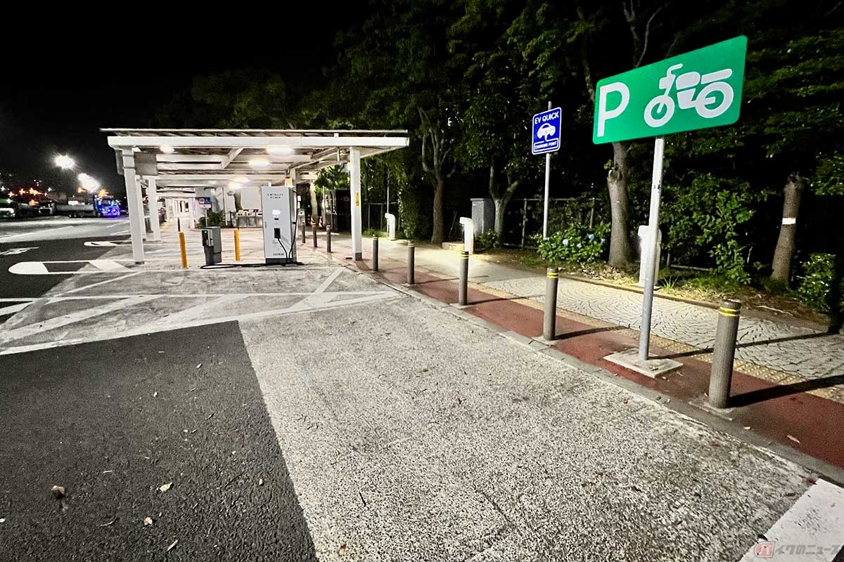 東関道「湾岸幕張PA」の2輪専用駐車スペースは、上下線ともに屋根が設置されていない