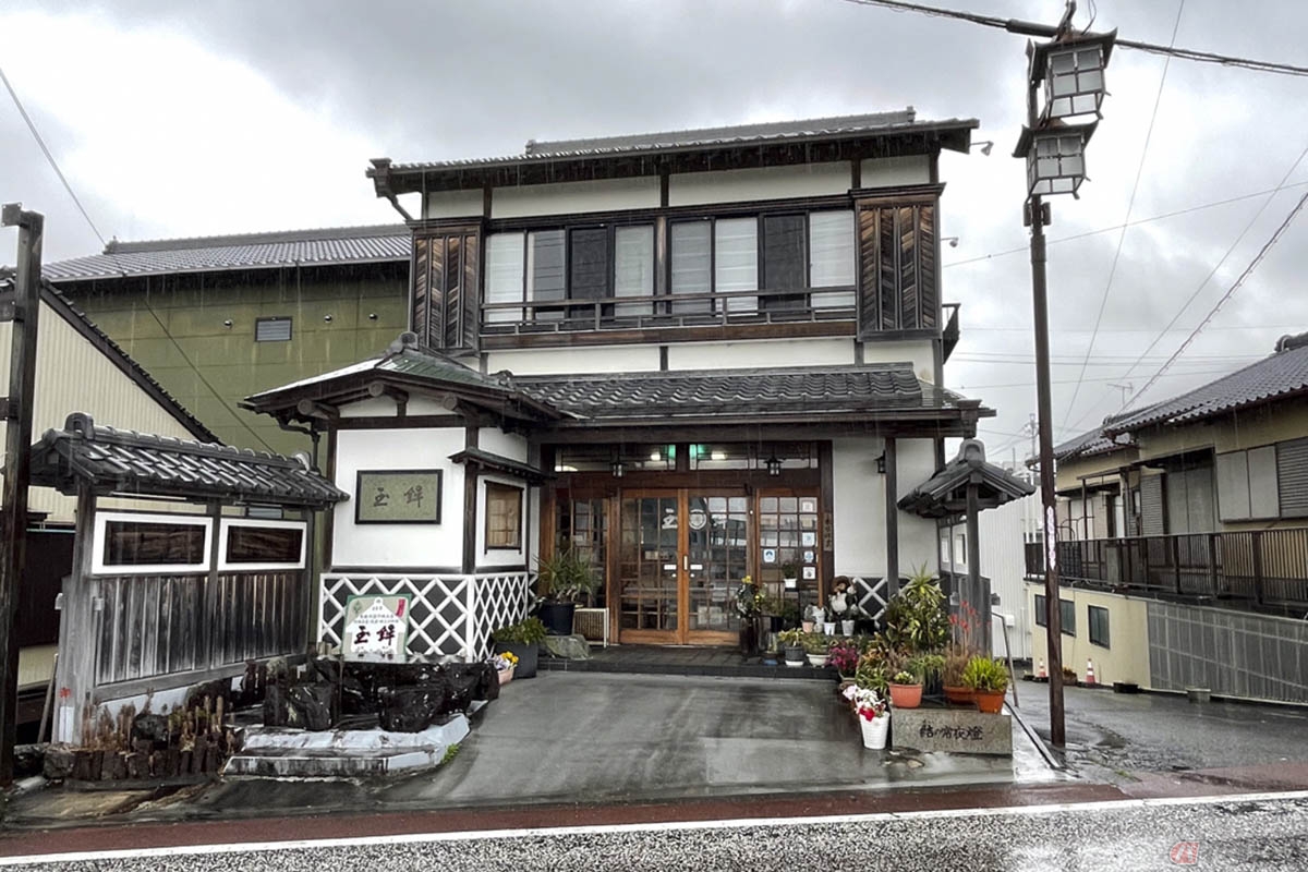 由比の市街地にある玉鉾。おかあさんの愛情を感じる桜えび料理が楽しめます