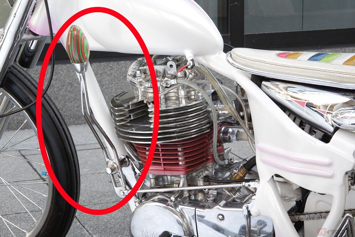 チョッパーなどのカスタムバイクで見られるハンドシフト。ハーレーなどの一部モデルでは純正で採用されていました