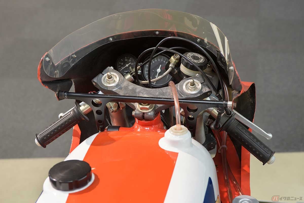 「NR500」のコックピット。タコメーターは21000rpmまで刻まれており、レッドドーンは20000rpmから。アッパーカウルは樹脂製でモノコックフレームとは別体