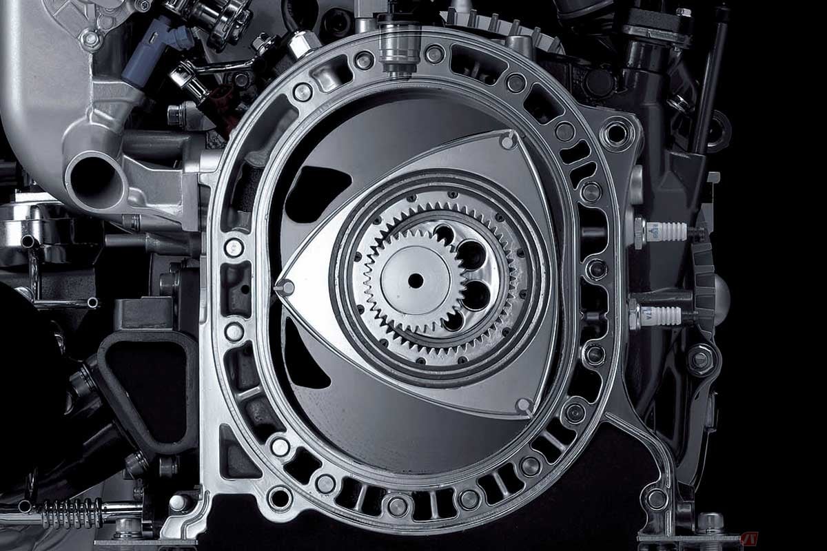 マツダのロータリーエンジンの内部。まゆ型のハウジングとおむすび型のローターの間に吸い込んだ混合ガスを、ローターが回転することで圧縮→点火→爆発(燃焼)させてローターの回転を繰り返し、中心のエキセントリックシャフトで回転力を取り出す