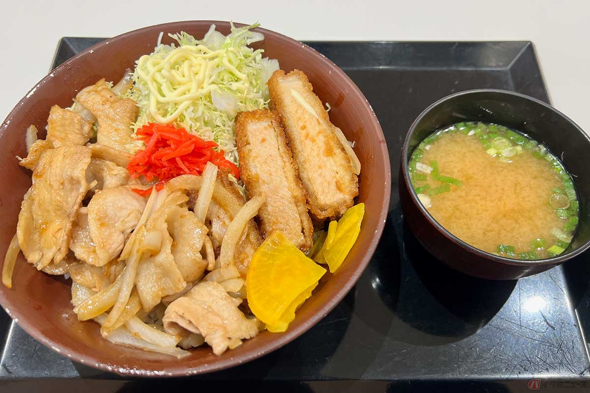 東関道「酒々井PA」（上り）で出会った「ブゥーブゥー丼」（1300円）は、豚の生姜焼きとトンカツが1杯の丼に収まっている。どちらも食べたかったので箸をつける前から興奮。味噌汁付き