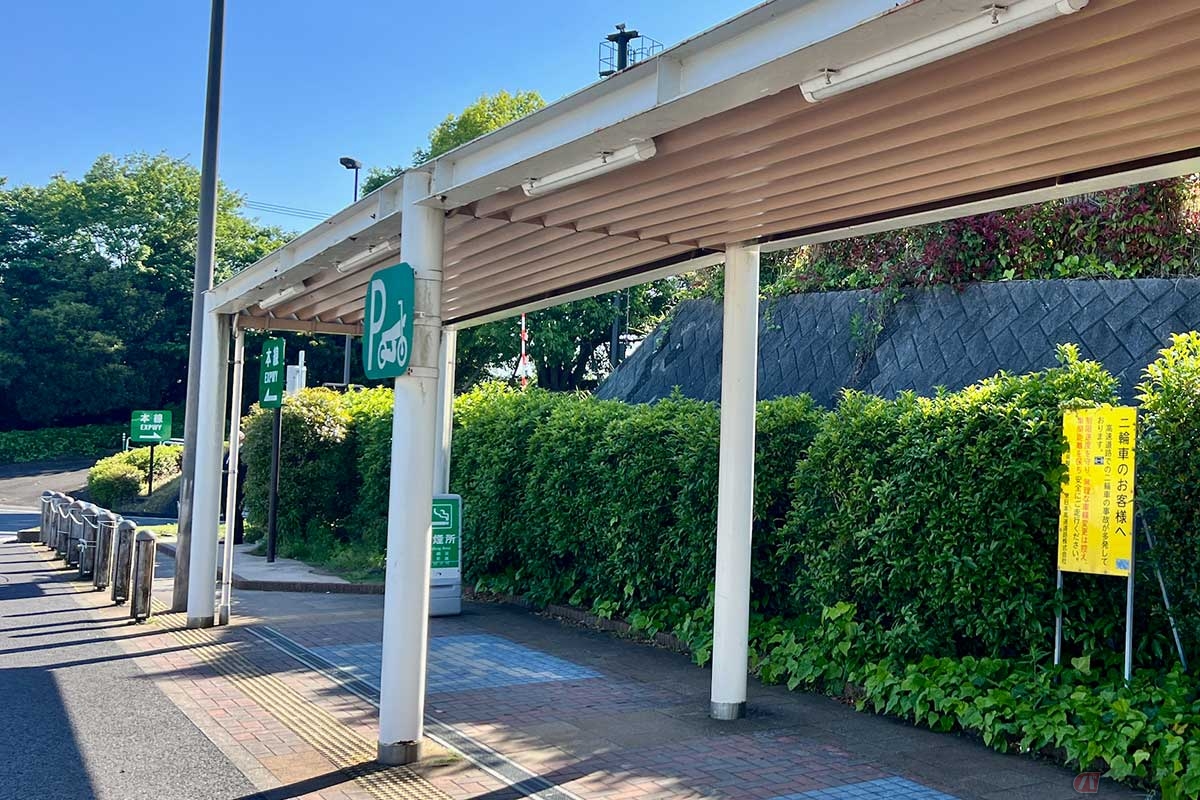 トイレからはやや離れてはいるが、屋根が設置された2輪専用の駐車スペースも完備