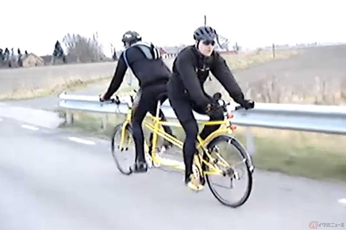 「背中を向け合って乗る」タンデム自転車の走行シーンに、脳が一瞬バグってしまいそう……
