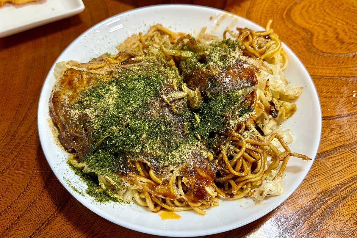 「三津浜焼き」は、そばが主役の広島スタイルのお好み焼きです