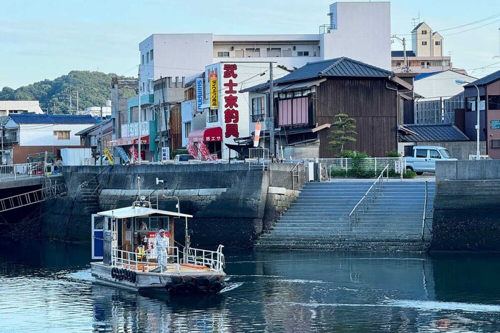 渡し船」が市道の一部!? 松山市でわずか80mの船旅 自転車も乗れる