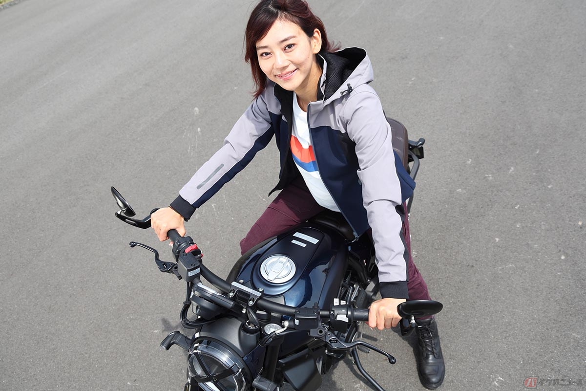 ドゥカティ「Scrambler Nightshift（スクランブラー・ナイトシフト）」。フラットなハンドルバーも指出瑞貴さんのお気に入りポイントです