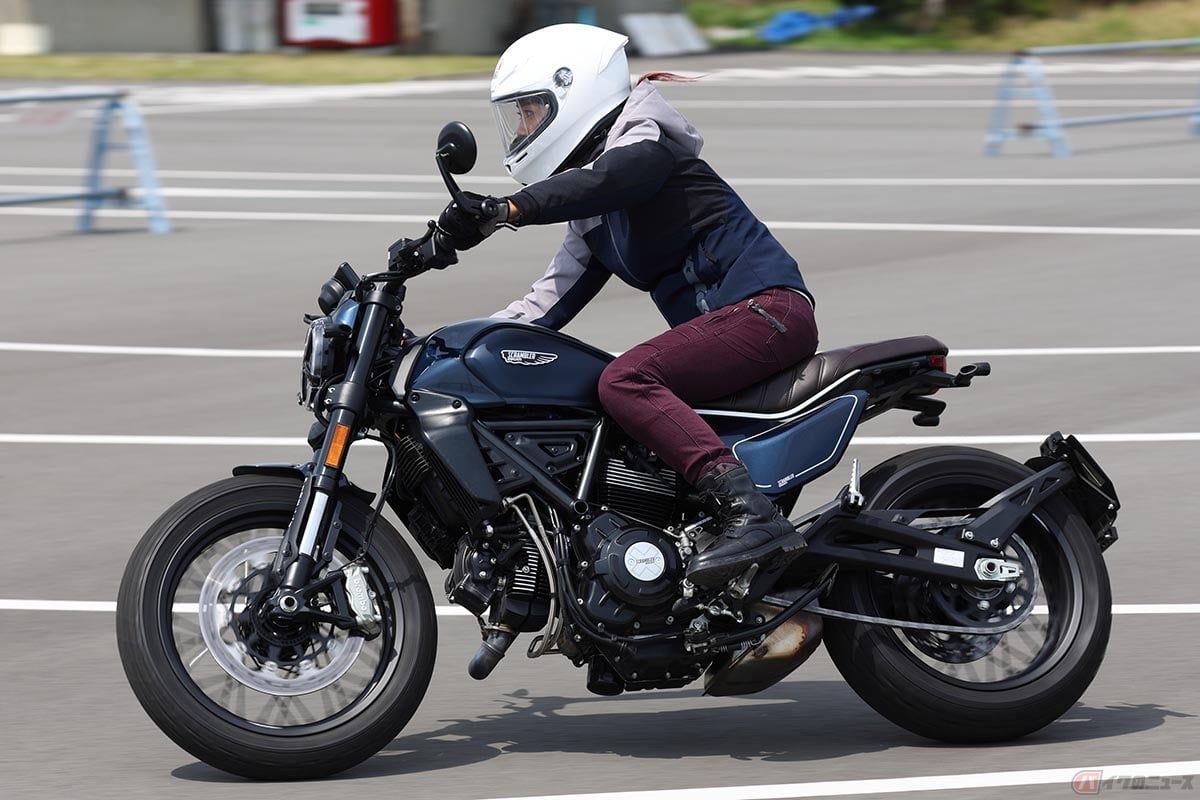 ドゥカティ「Scrambler Nightshift(スクランブラー・ナイトシフト)」に乗る指出瑞貴さん