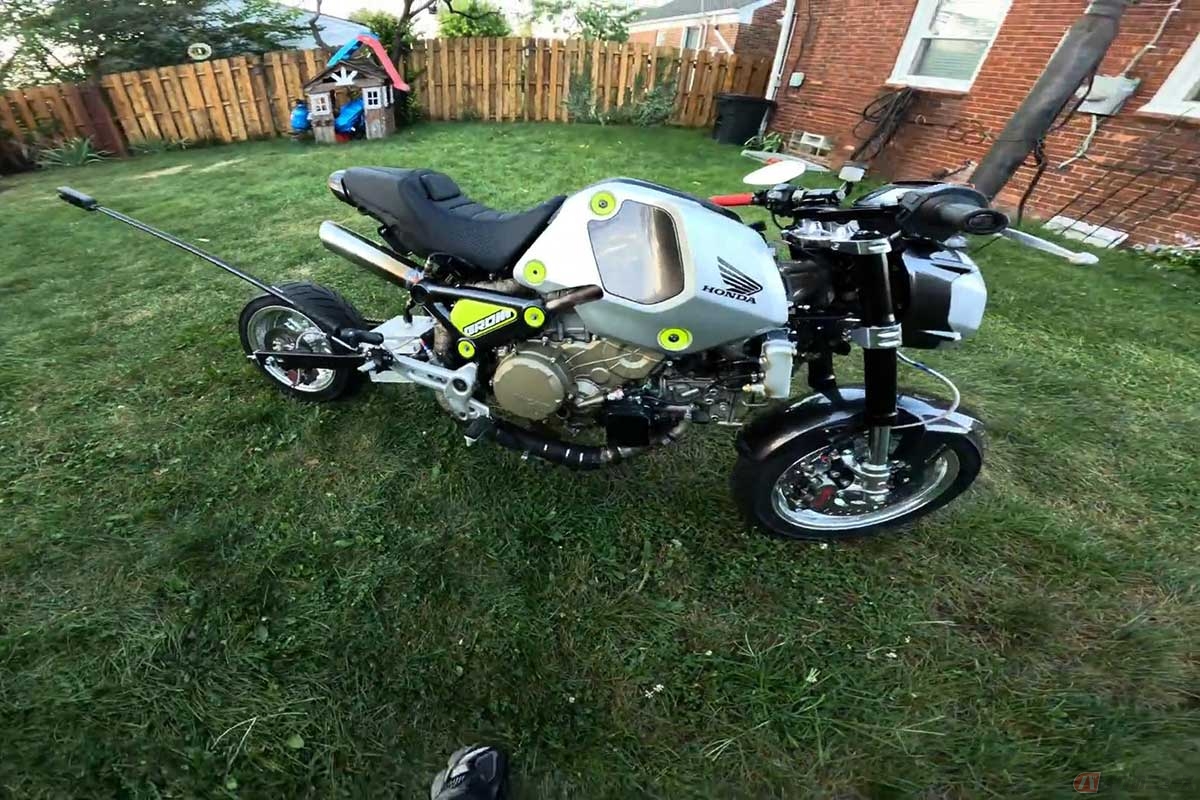 ホンダ「グロム」にドゥカティ「1199パニガーレ」のエンジンをスワップしてしまった動画に反響