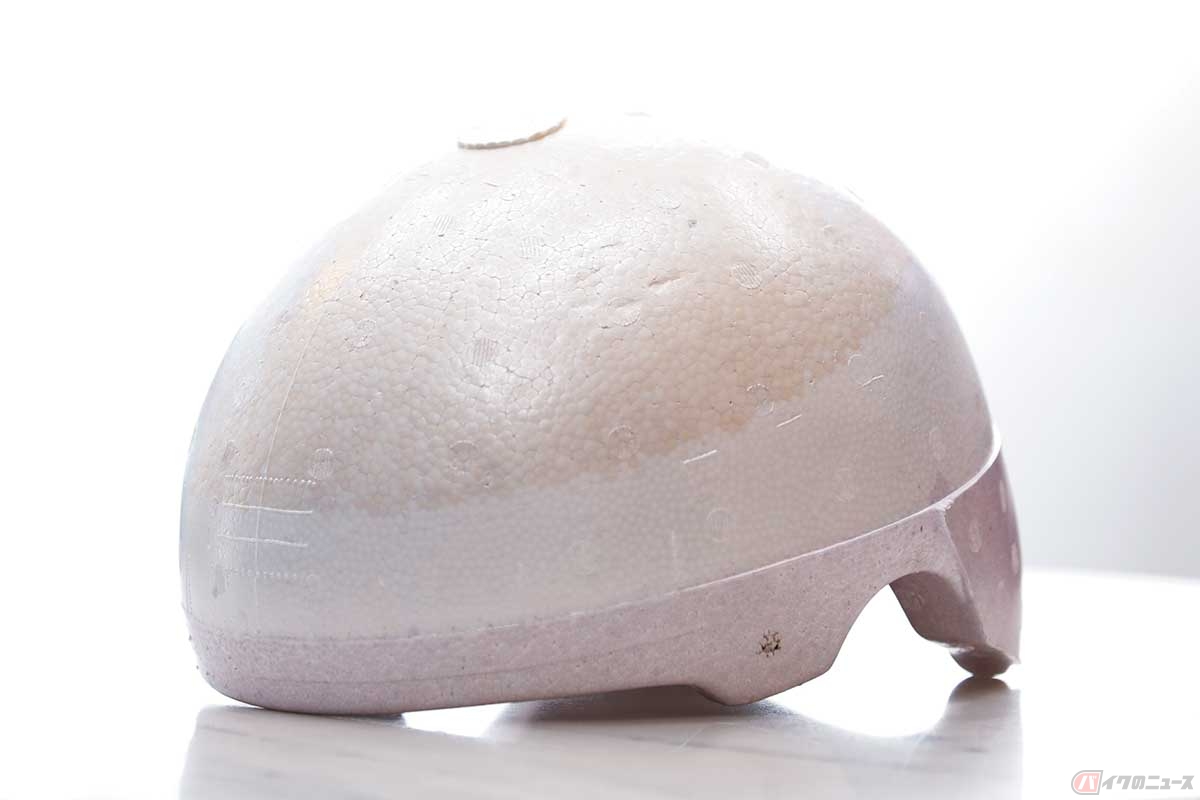 ヘルメットの衝撃吸収ライナー。高温（50度以上）に晒されると異常発泡する
