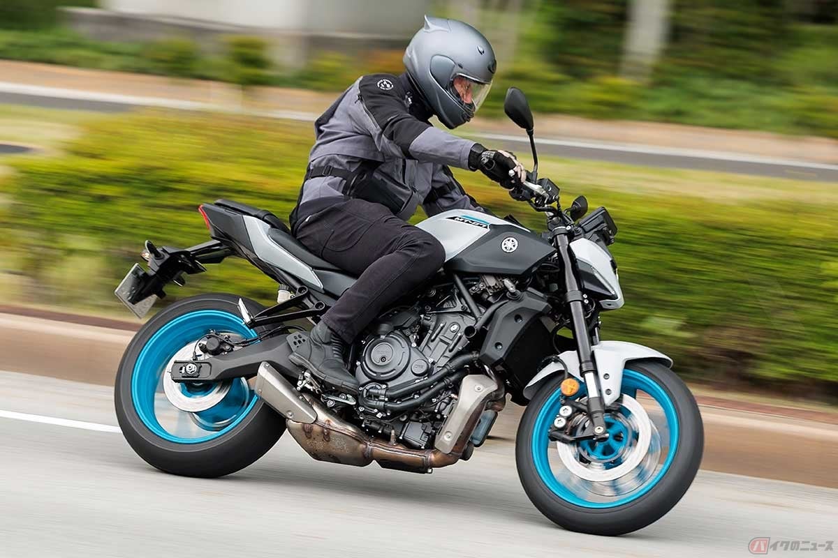 ヤマハ「MT-07 Y-AMT」(2025年型)に試乗する筆者(松井勉)