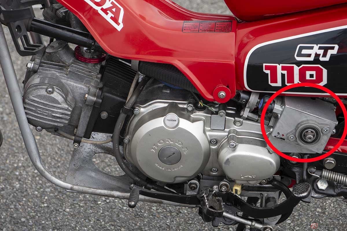 2WD、両輪駆動に切り替え可能なホンダ「CT110」カスタム。赤丸で囲んだ箇所に設置されたギアボックスを介してエンジンの動力をフロントホイールに伝えています