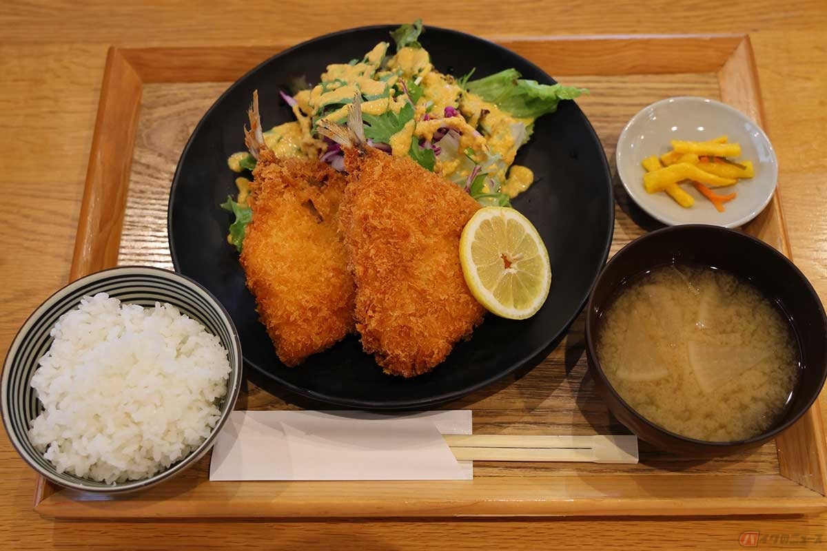 「ふたば食堂」の「中身ふっくら・衣サクサクのアジフライ(大2枚)」定食
