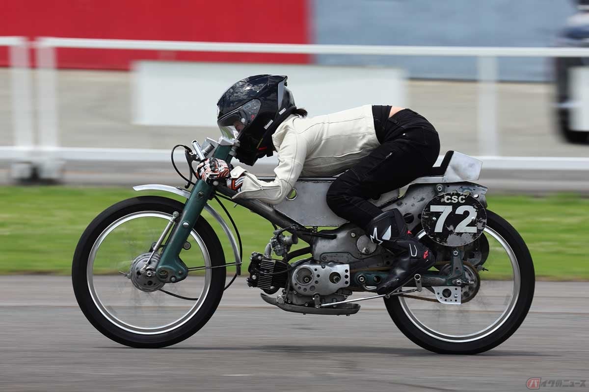 ボンネビルスピードウイークに挑戦する「LSA Racing」の「スーパーカブC100」最高速仕様が完成したので練習走行へ。ライダーは黒木伴井さん。80km/hを超える最高速を出して好感触