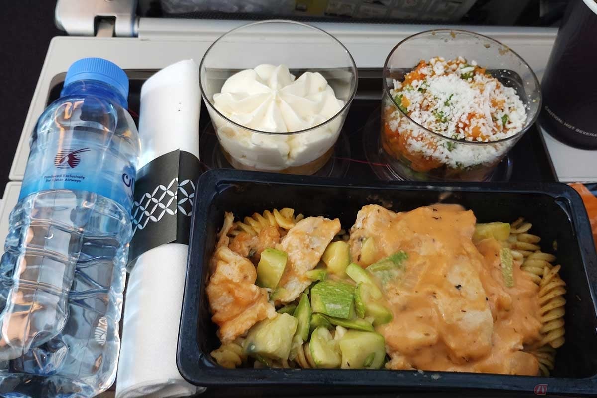 マドリードまでのフライトで提供されたチキンのパスタ。付け合わせはカット野菜を煮たようなもの。デザートは甘め