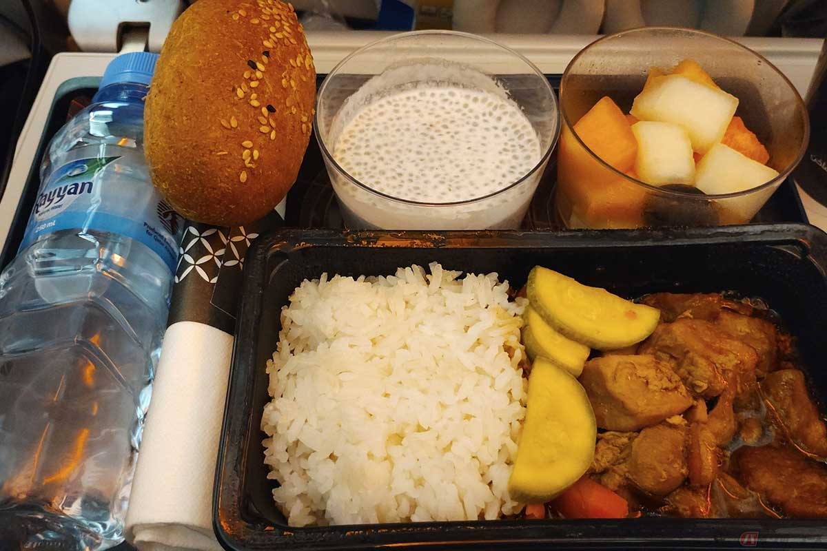 ドーハから成田のフライトで提供された機内食。お米が食べたかったので、「ごはんだ!」とテンションが上がった