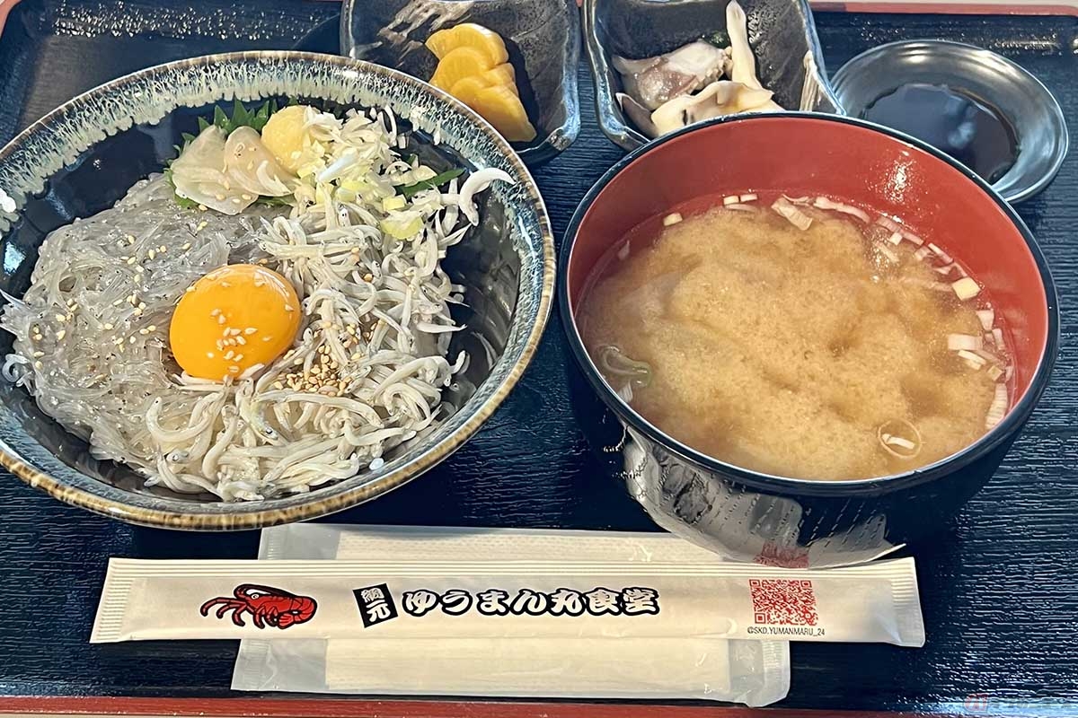 筆者（黒田悟志）が訪れた「道の駅 湘南ちがさき」。2階にある「ゆうまん丸食堂」で期間限定「生しらすと釜揚げしらすの2色丼」のセットをいただきました