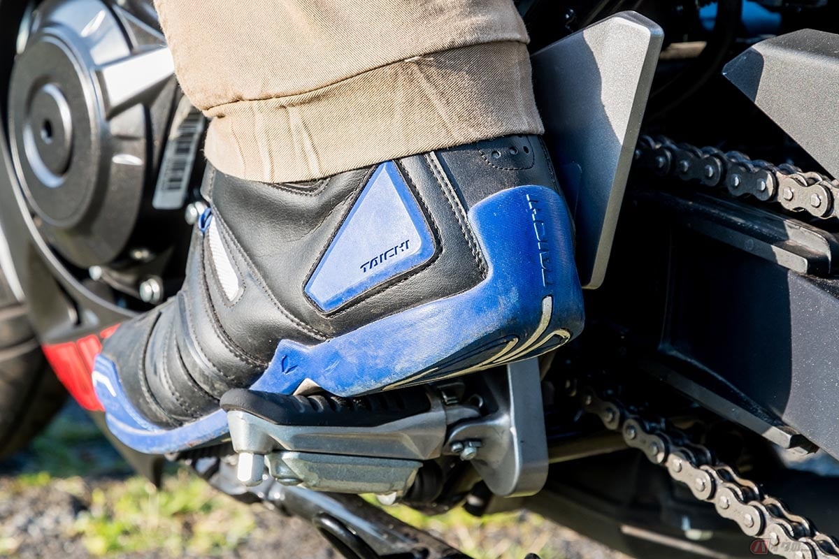 バイクをより確実にホールドするために必要な「ヒールグリップ」