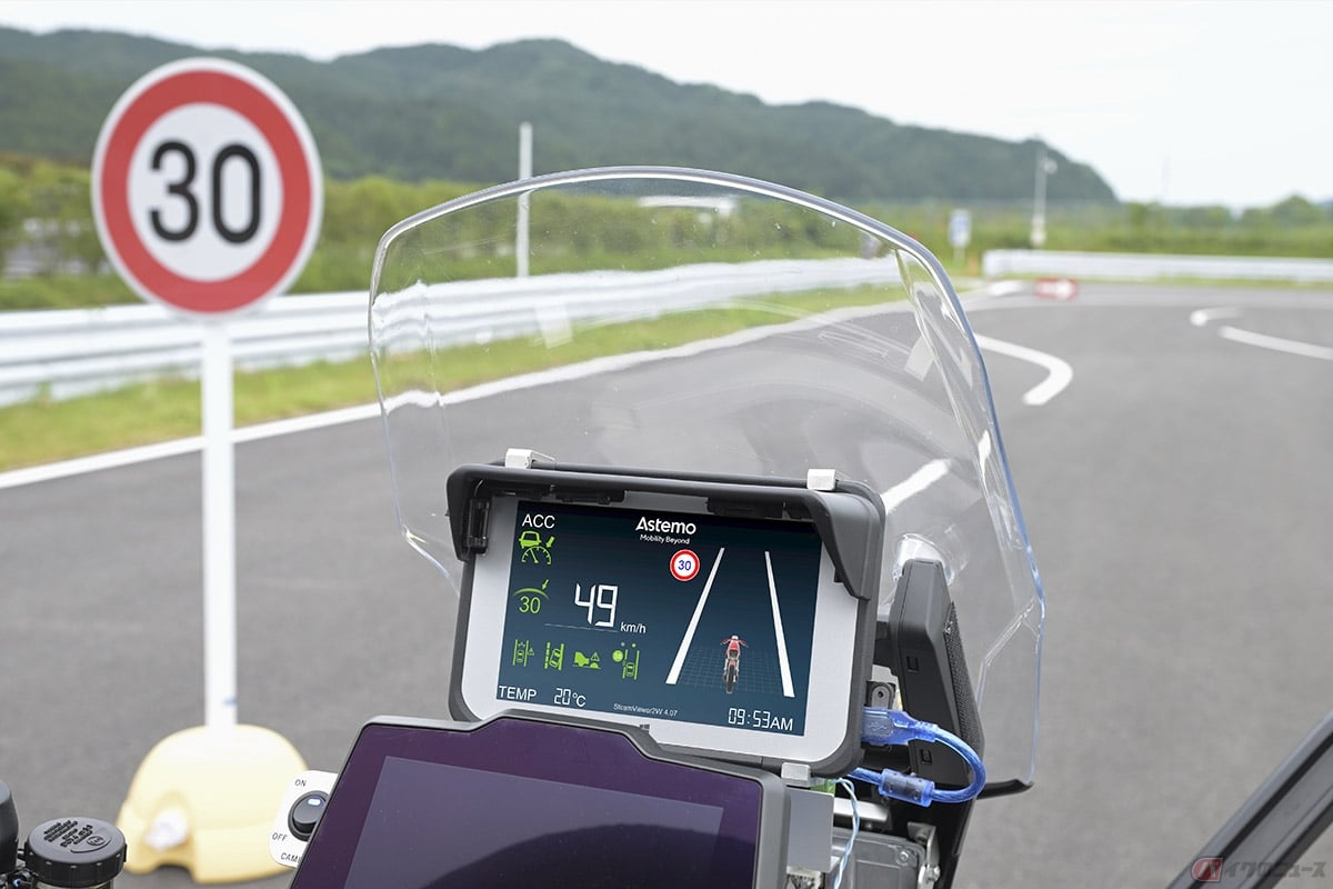 Astemoが開発中の二輪車用先進運転支援システム「ADAS(Advanced Driver Assistance Systems)」テスト車両。二眼のステレオカメラを搭載することで標識の検知の他、路面検知(バンプ検知)機能も追加されています