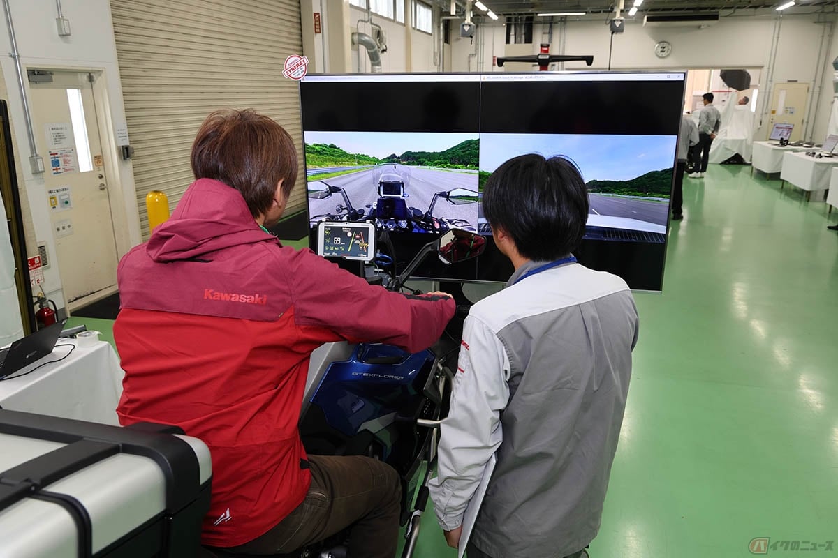 Astemoが開発中の二輪車用先進運転支援システム「ADAS」をシミュレーターで体験する筆者(青木タカオ)