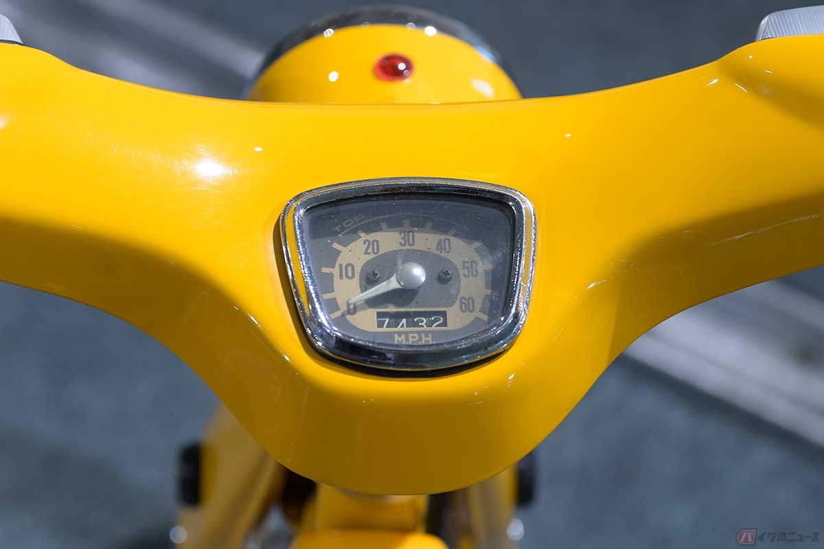 シンプルなマイル表示のスピードメーター