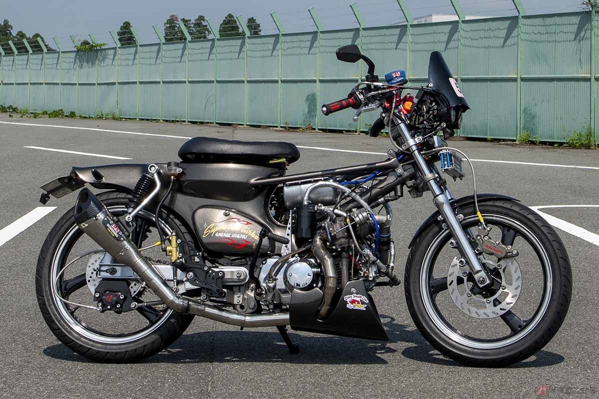 ターボ&スーパーのツインチャージャー仕様にカスタムされたホンダ「スーパーカブ」カスタム。車体の剛性や足回りのアップデートも図られています