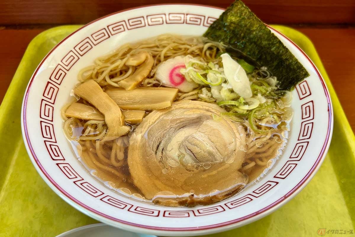 中央道「初狩PA」(下り)で「当店人気NO.1」を謳う「初狩ラーメン」(770円)を実食。「ザ・中華そば」という趣で、多様なラーメン専門店が増える以前の昭和の時代には、こういうシンプルな中華そばを提供する店が多かった