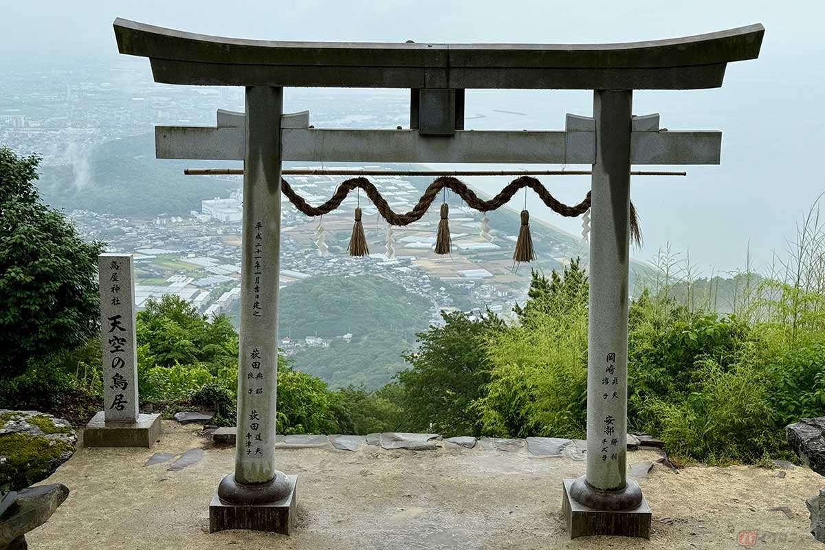 香川県の稲積山に鎮座する高屋神社の天空の鳥居。観音寺市街地と瀬戸内海の景色を眼下に望みます