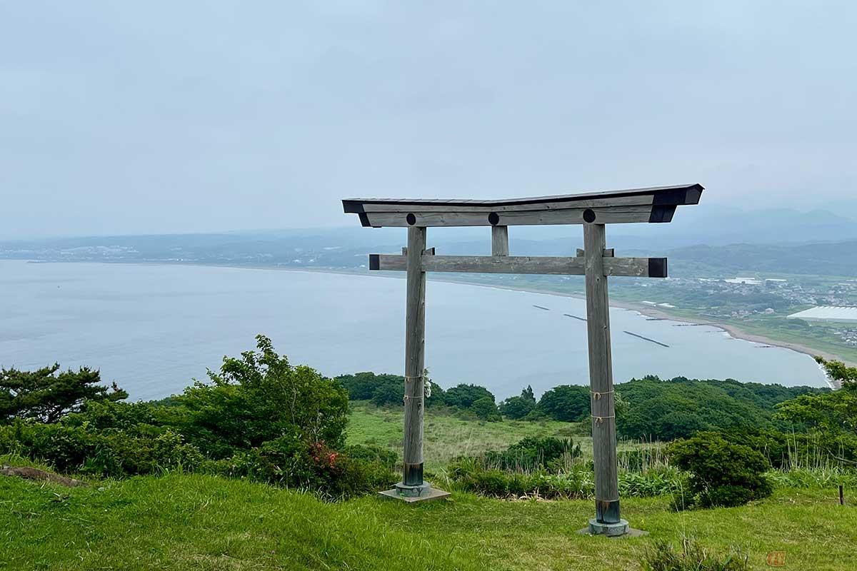 北海道上ノ国町にある夷王山神社。鳥居越しには、長い日本海の海岸線を望むことができます