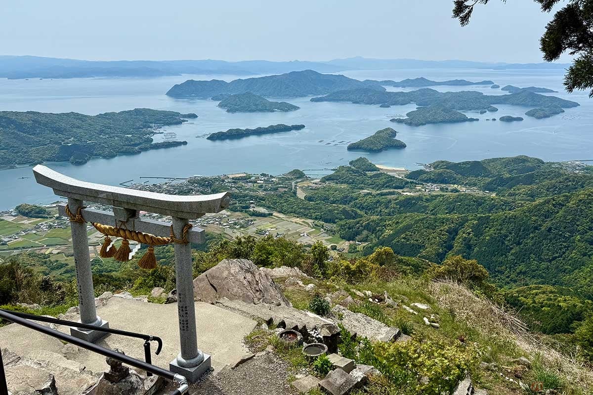 熊本県天草諸島の最高峰にある倉岳神社の鳥居。天草の島々の景色が広がります