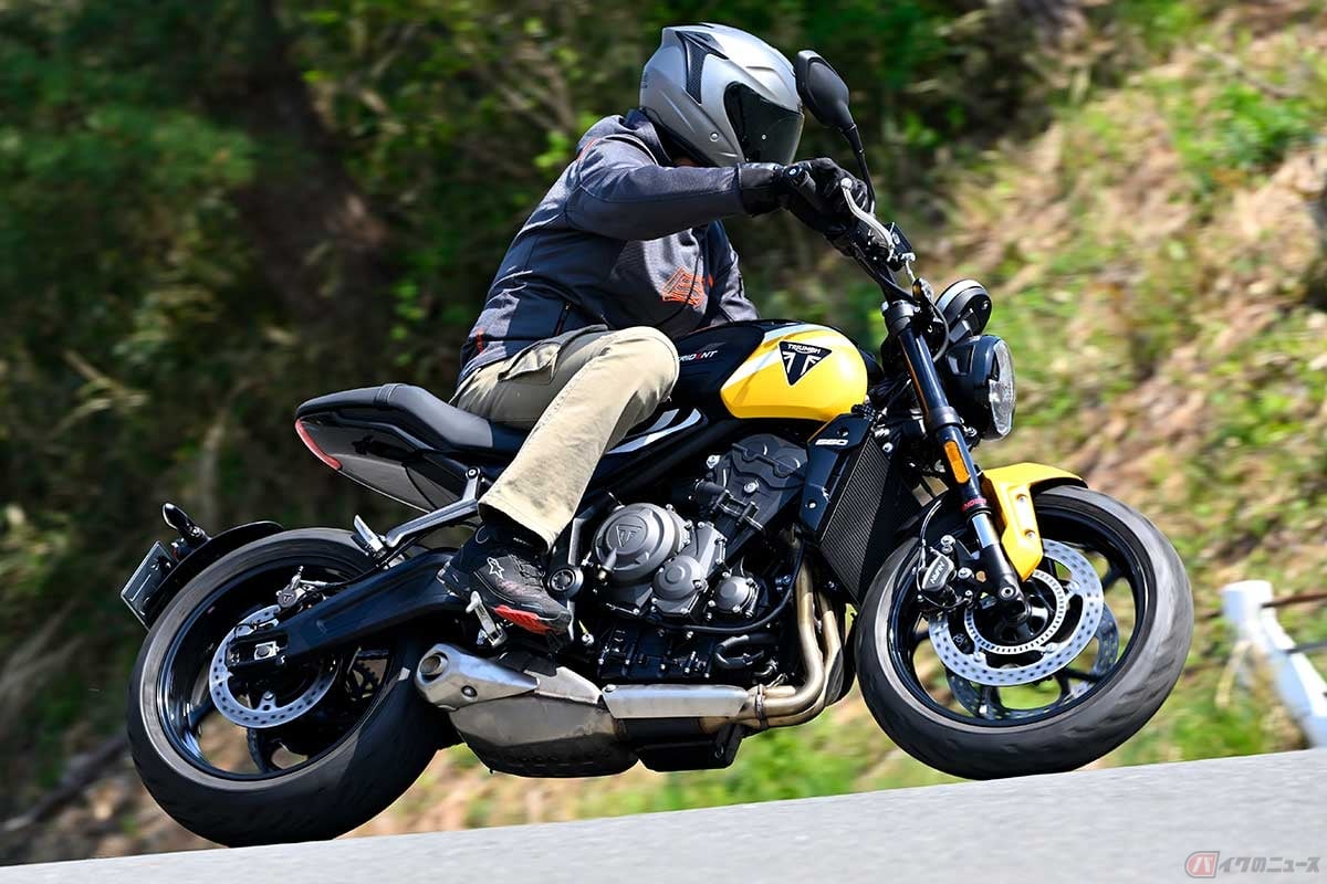 トライアンフ「TRIDENT 660」(2025年型)に試乗する筆者(中村友彦)