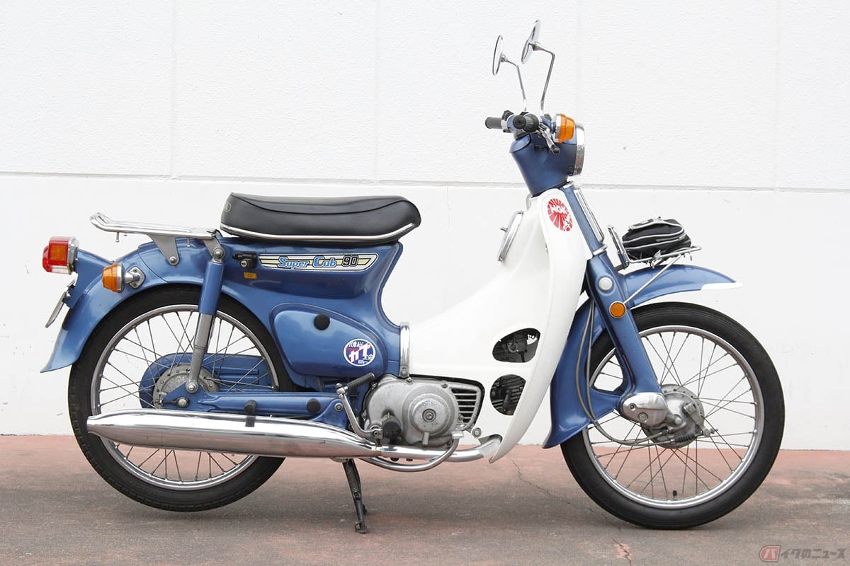 輸出仕様のC50K1用セミダブルシートを取り付けたイメージになった、かもめカブC90K2の1974年型。サドル型シートからツーリングシートになることで、スポーティな印象に変わりますよね