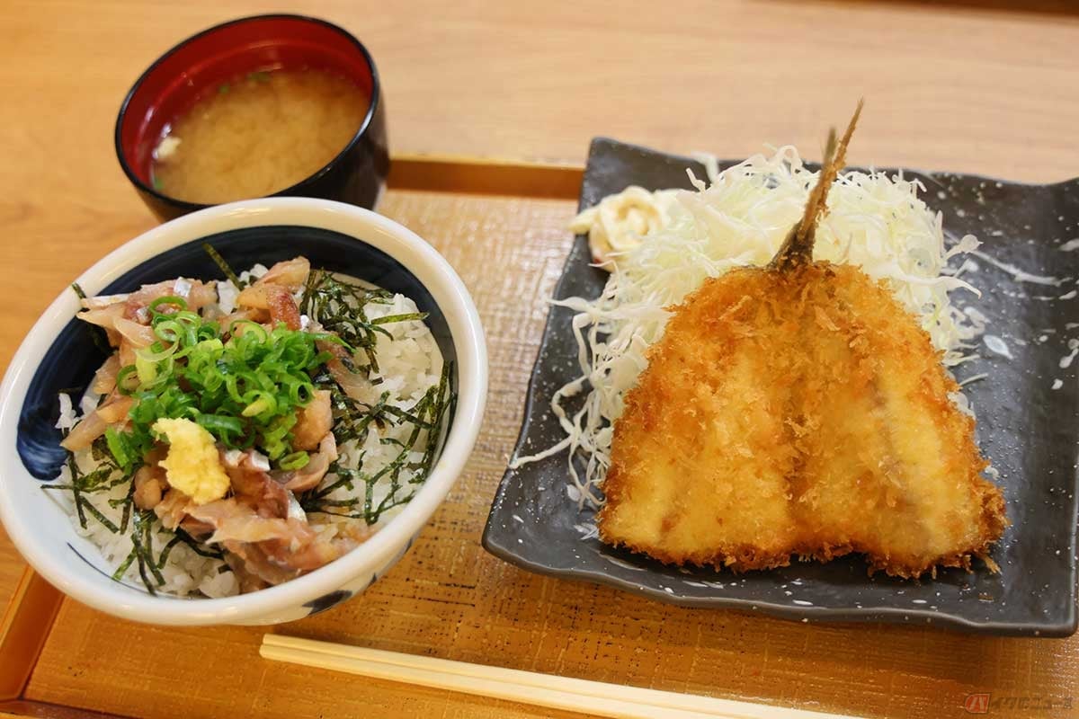 新東名「遠州森町PA」(下り)のフードコートで、「のっけどん」の「あじあじセット」をオーダー。アジフライ1枚と「あじ丼」に味噌汁のセットメニュー