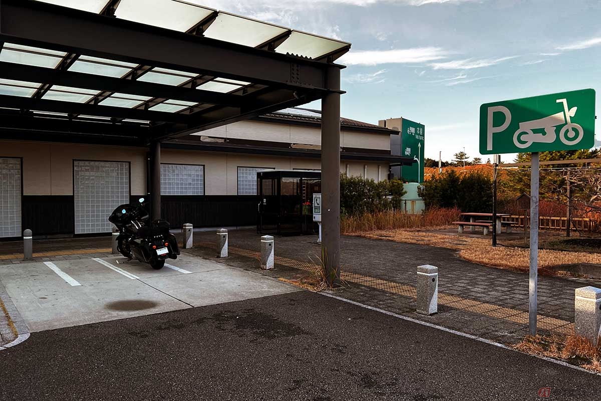 新東名「遠州森町PA」のバイク専用駐車スペースは平坦な地面で屋根もあって利用しやすい