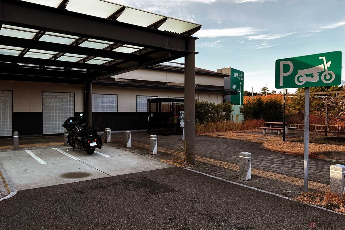 新東名「遠州森町PA」のバイク専用駐車スペースは平坦な地面で屋根もあって利用しやすい