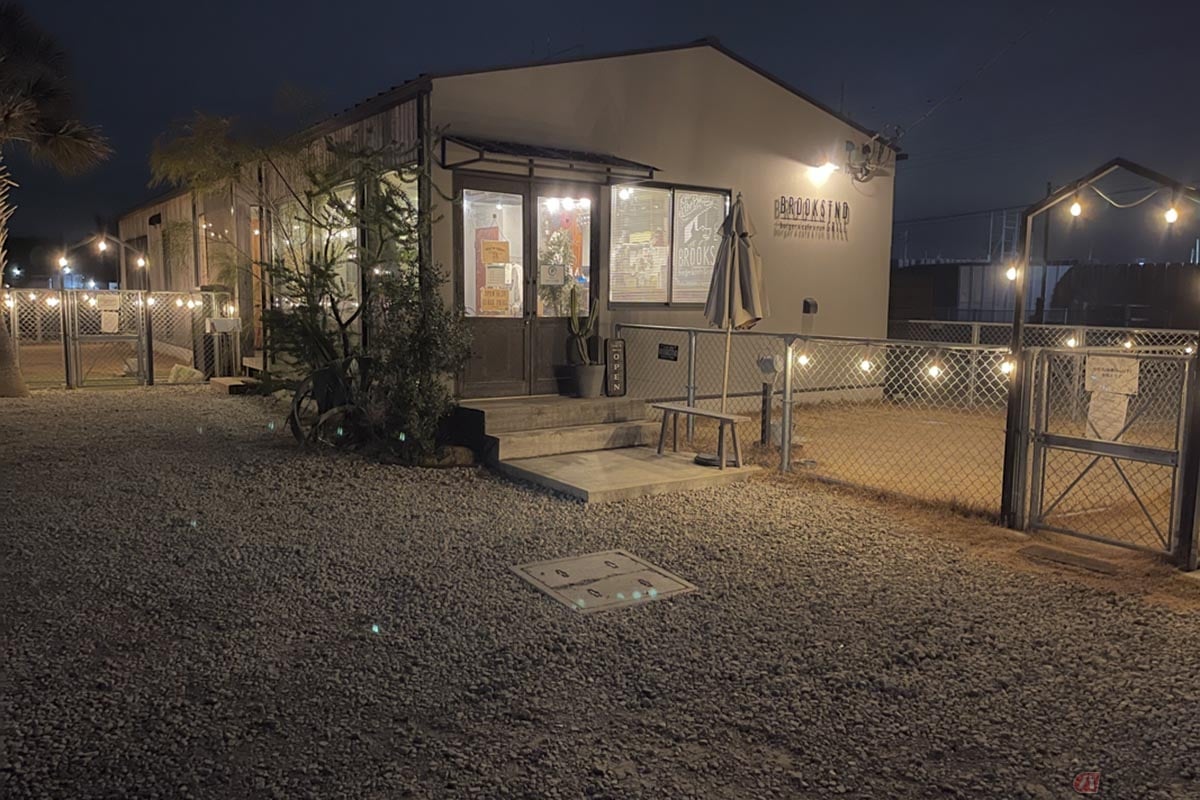 茨城県守谷市にある「ブルックスタンドグリル」。駐車場も広々しているため、グループでの利用にも最適です