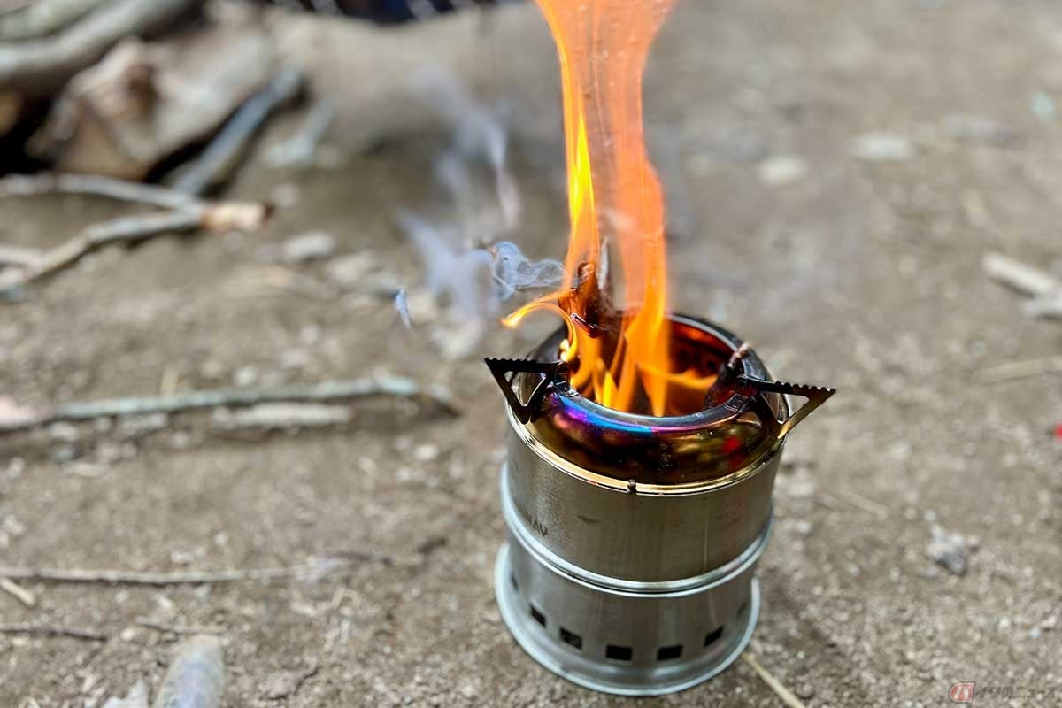 ネット通販で2000円台で購入した「CANWAY」のウッドストーブ。小枝などを効率よく燃焼させるため、美しい炎を見て楽しむこともできる