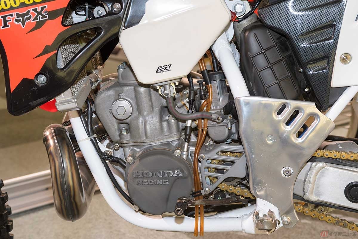 エンジンは最高出力50ps以上を発揮。ステップやシフトペダル、フレームガード、ACGカバー(市販車はプラスチック)はファクトリーパーツ