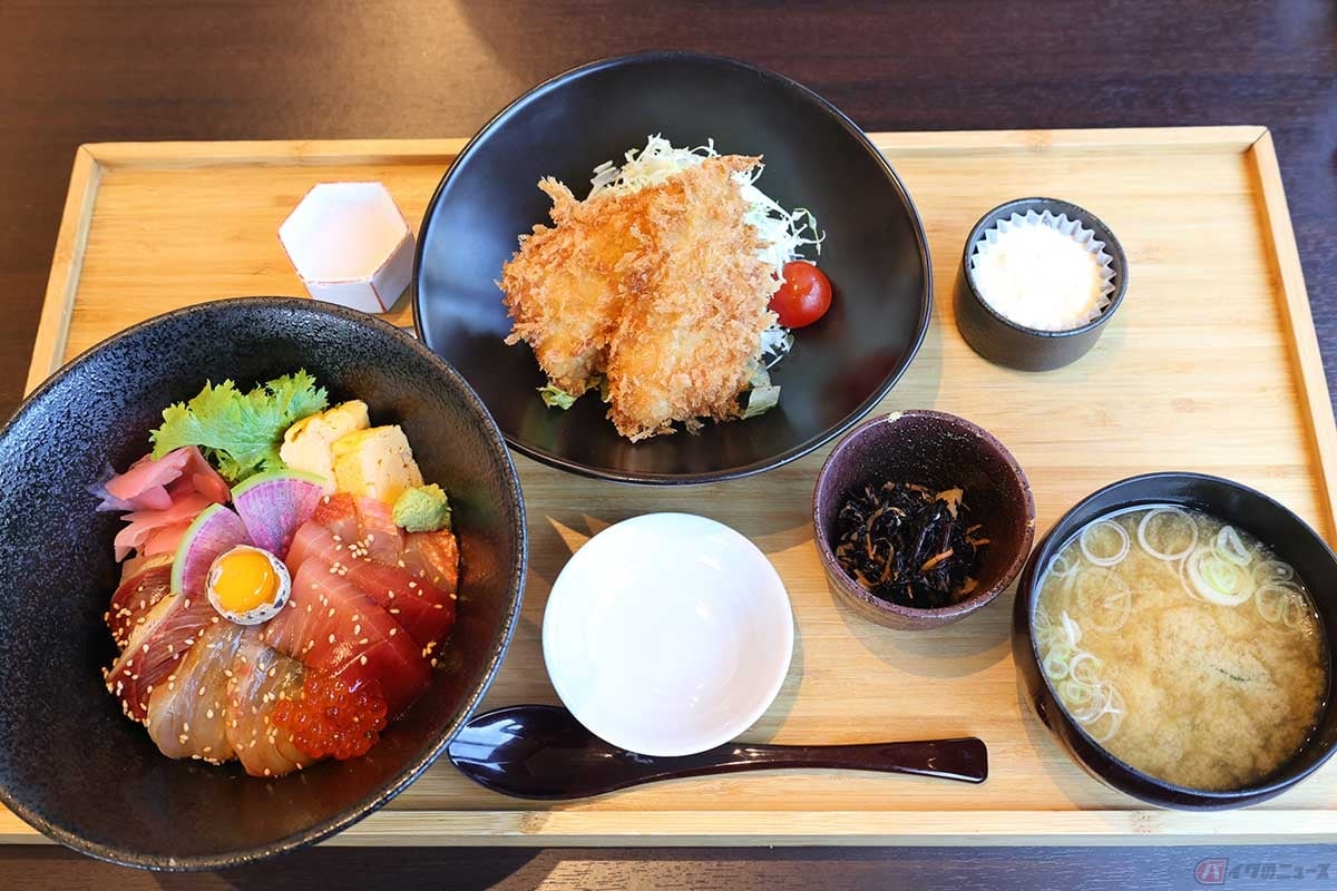 「こじまわらべ」の「特製たまり醤油の贅沢漬け丼+アジフライセット」