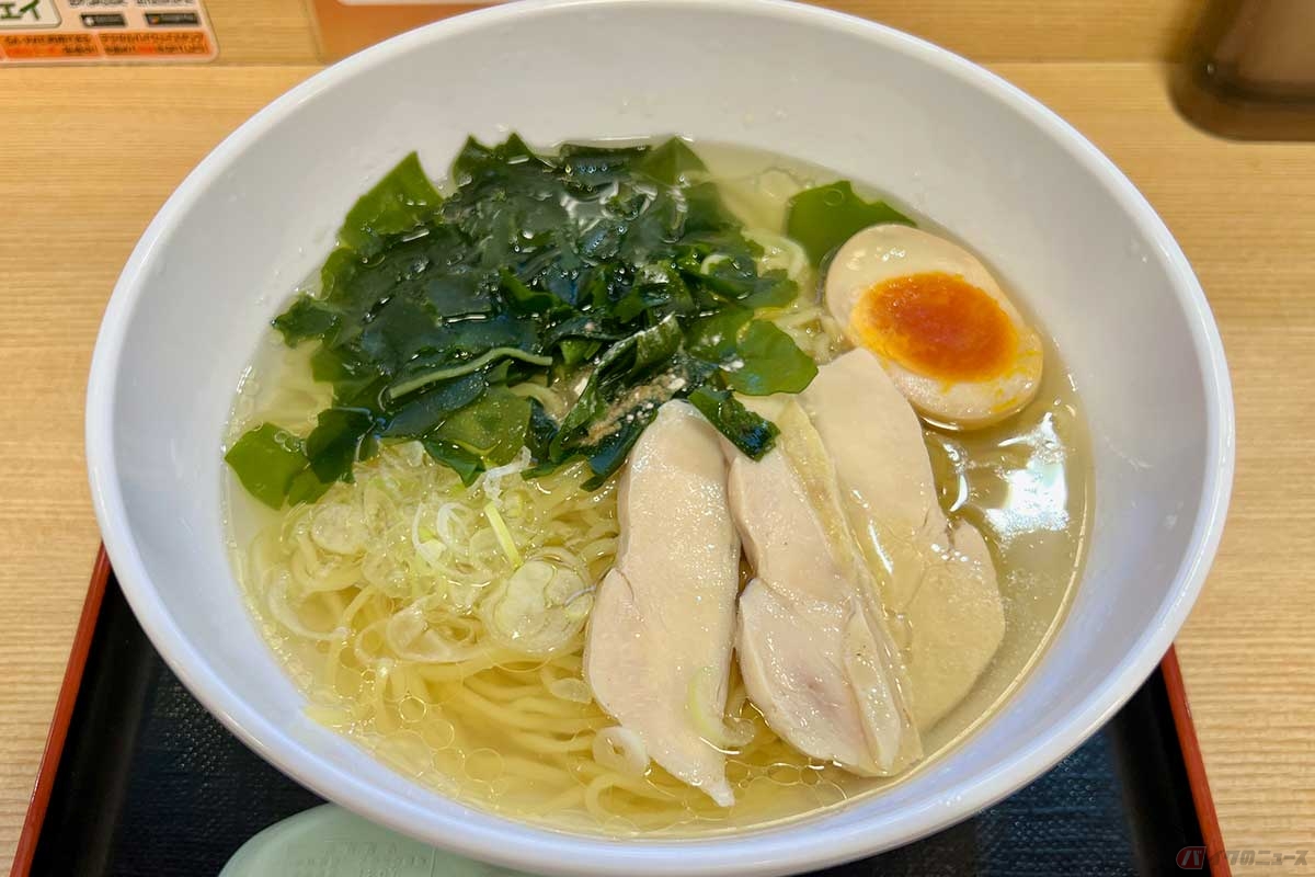 東名高速「港北PA」(上り)で見つけた期間限定の「わかめしおらーめん」(770円)は、透き通るような塩スープに三陸歌津産わかめ、蒸し鶏の旨みもたっぷりで最後まで飽きさせない味だった